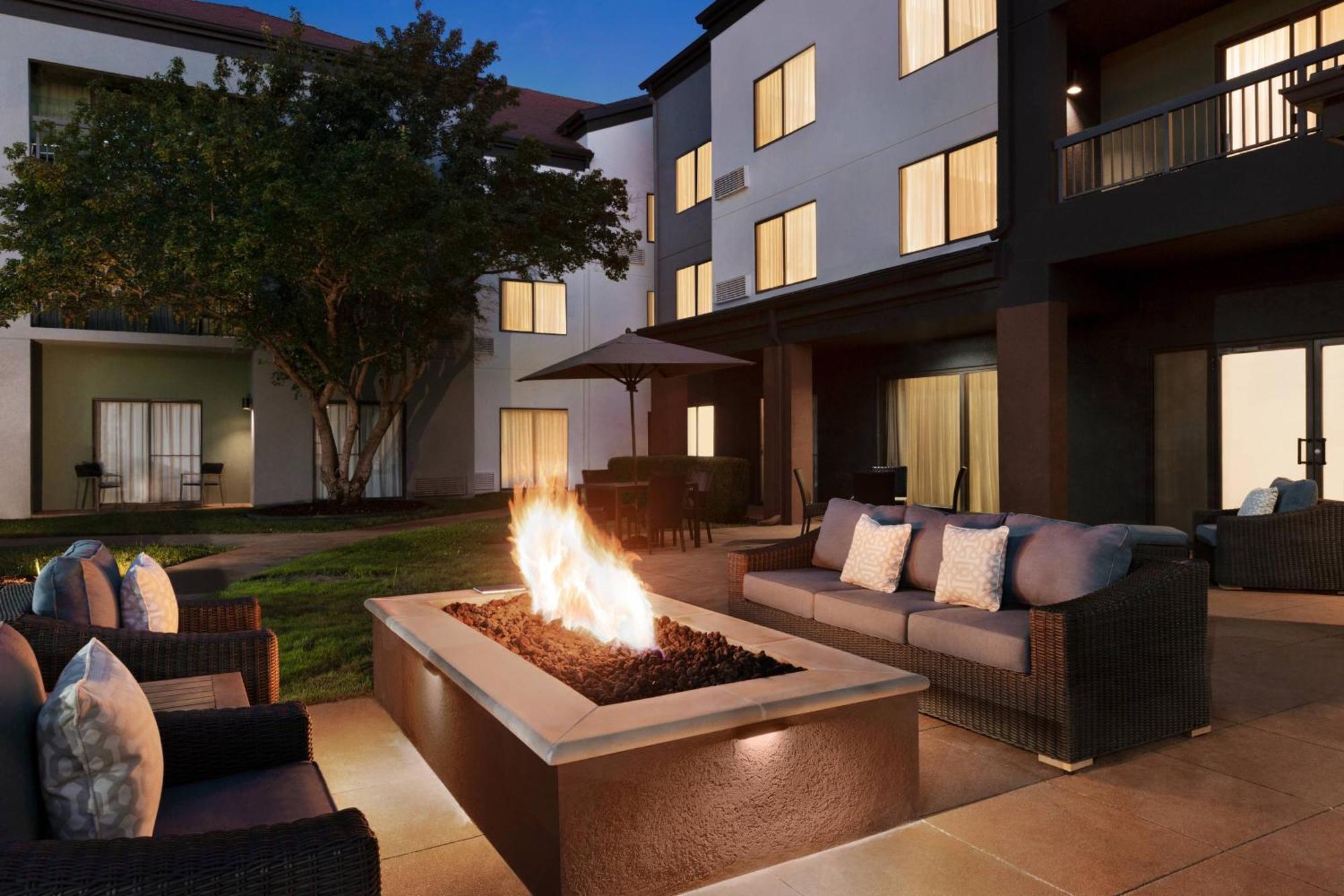 Courtyard By Marriott Tulsa Central Extérieur photo