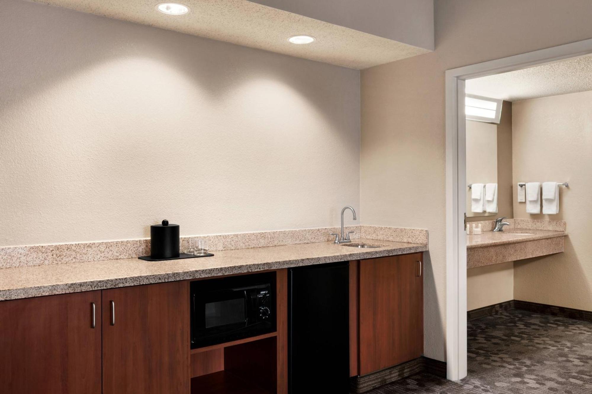 Courtyard By Marriott Tulsa Central Extérieur photo