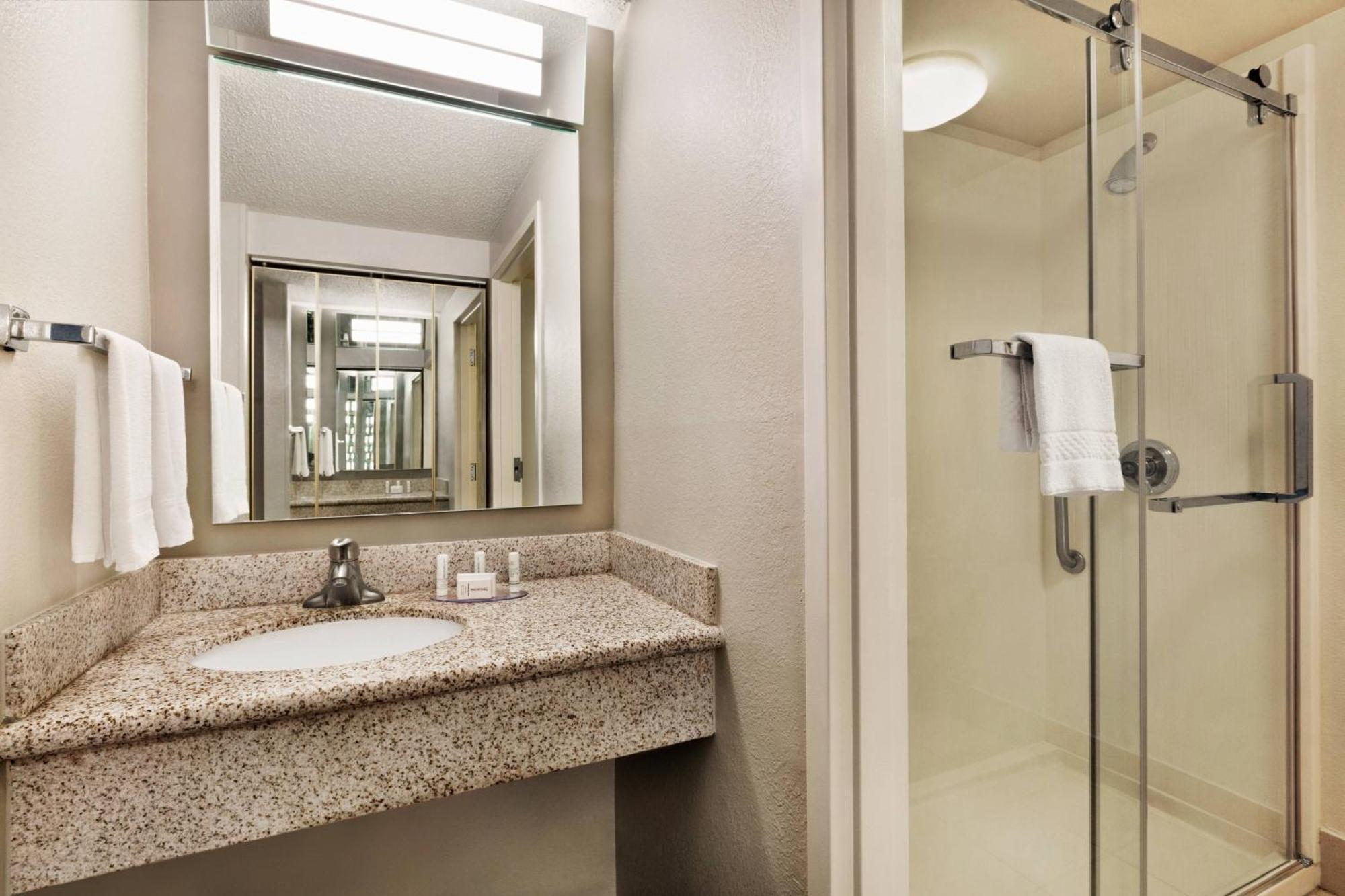 Courtyard By Marriott Tulsa Central Extérieur photo
